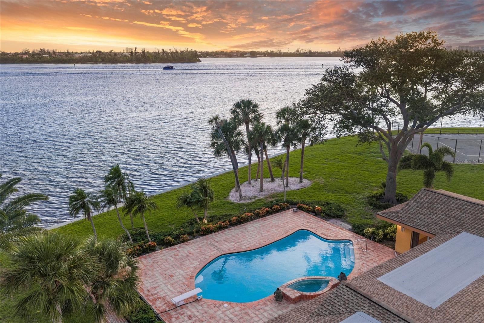 1136 N LAKE SHORE DR