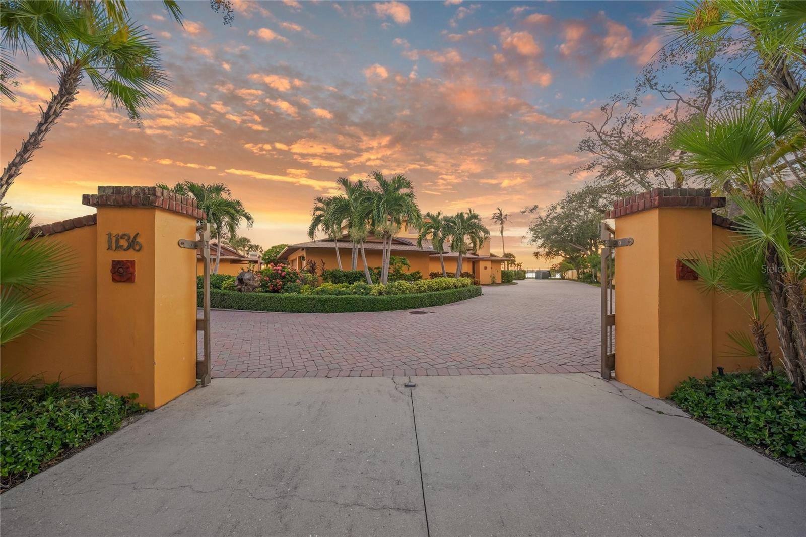 1136 N LAKE SHORE DR