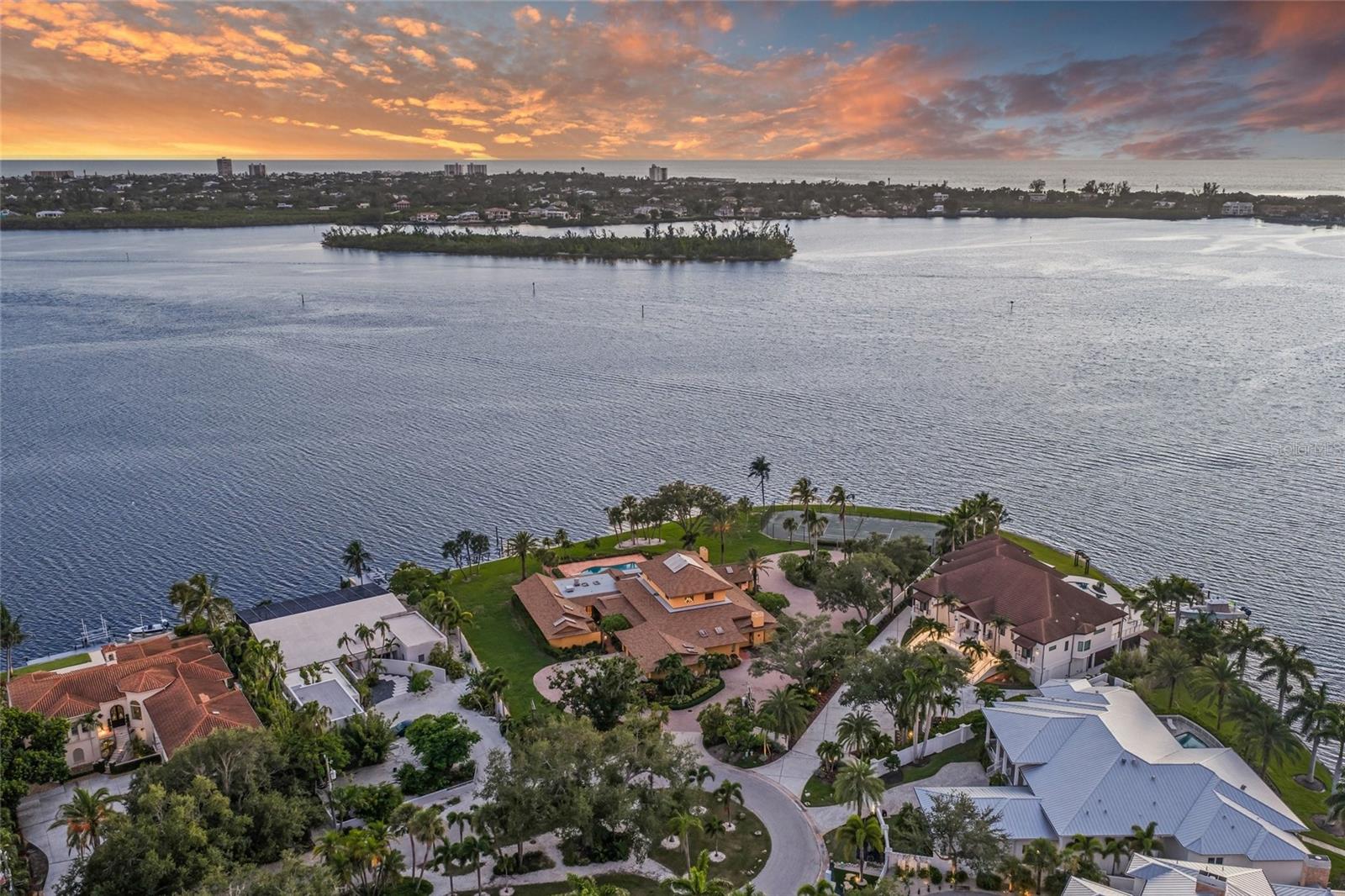 1136 N LAKE SHORE DR