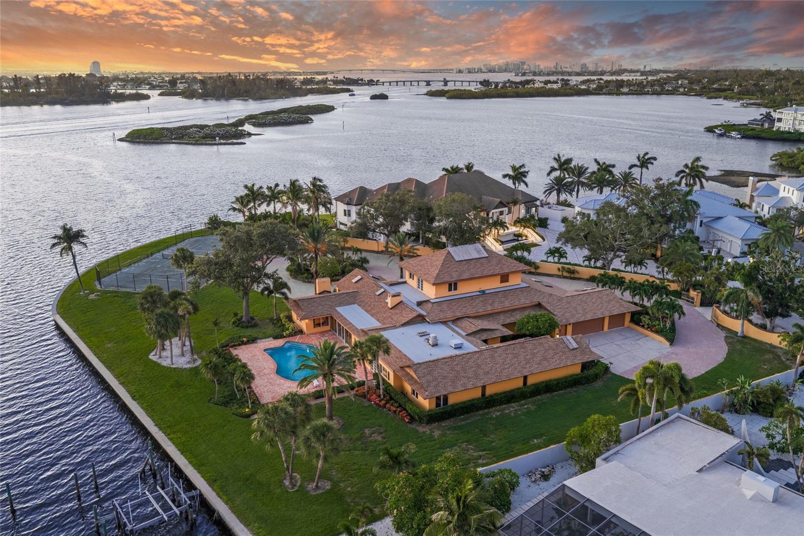 1136 N LAKE SHORE DR