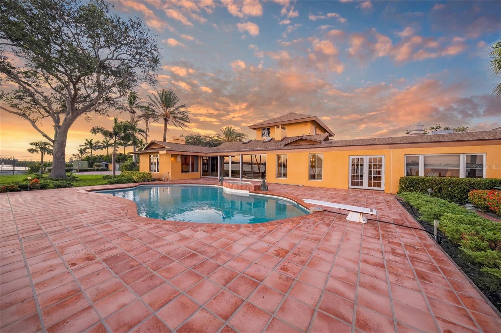 1136 N LAKE SHORE DR