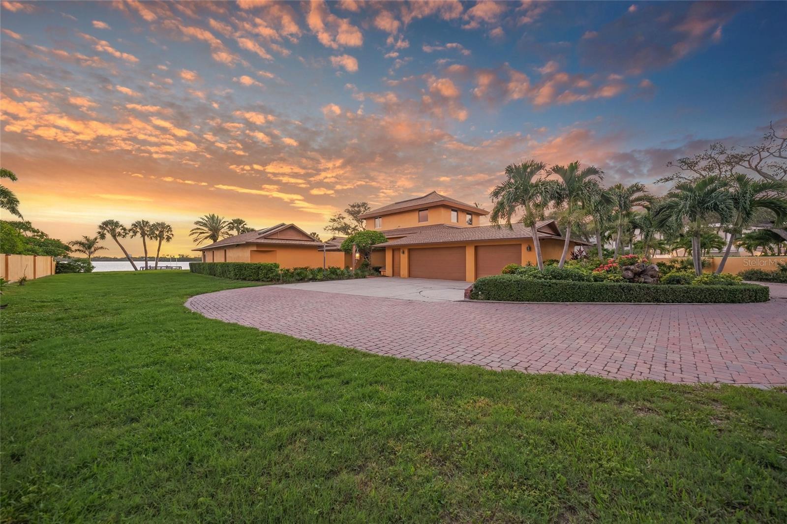 1136 N LAKE SHORE DR