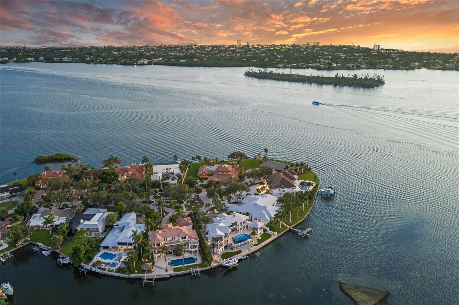 1136 N LAKE SHORE DR