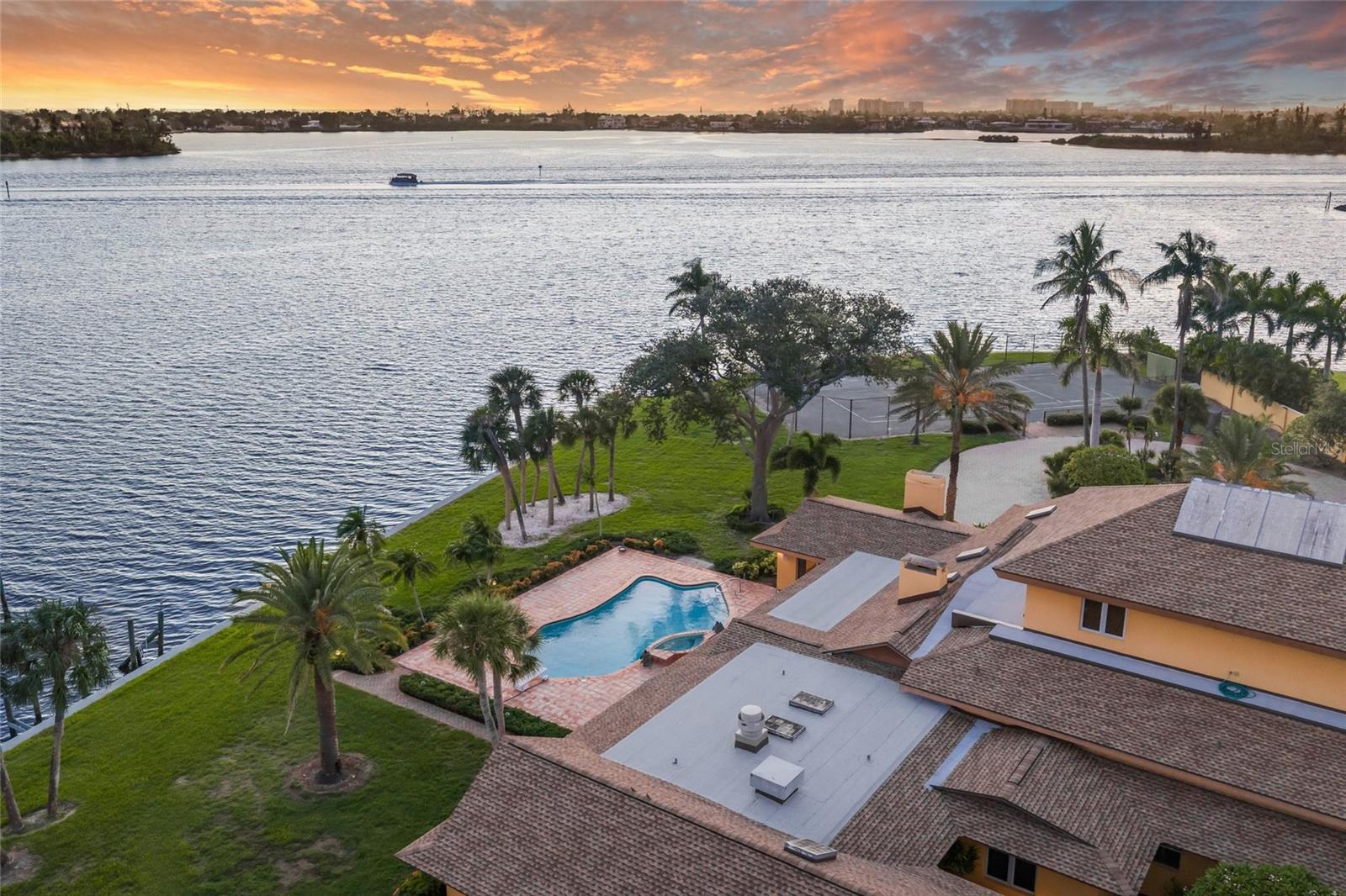 1136 N LAKE SHORE DR