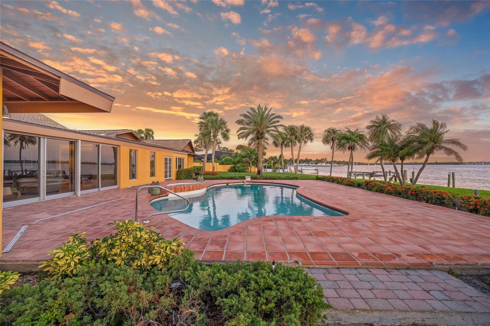1136 N LAKE SHORE DR