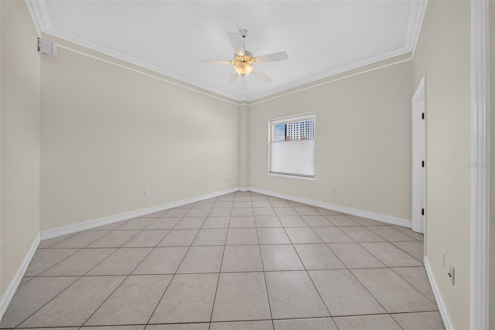 1233 N GULFSTREAM AVE #401