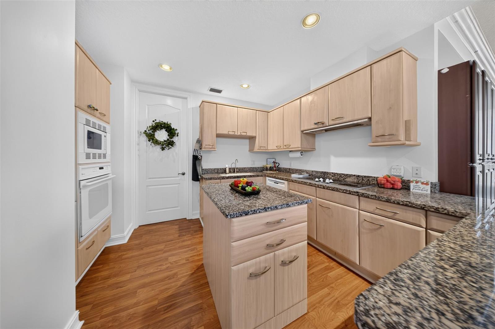 1233 N GULFSTREAM AVE #401