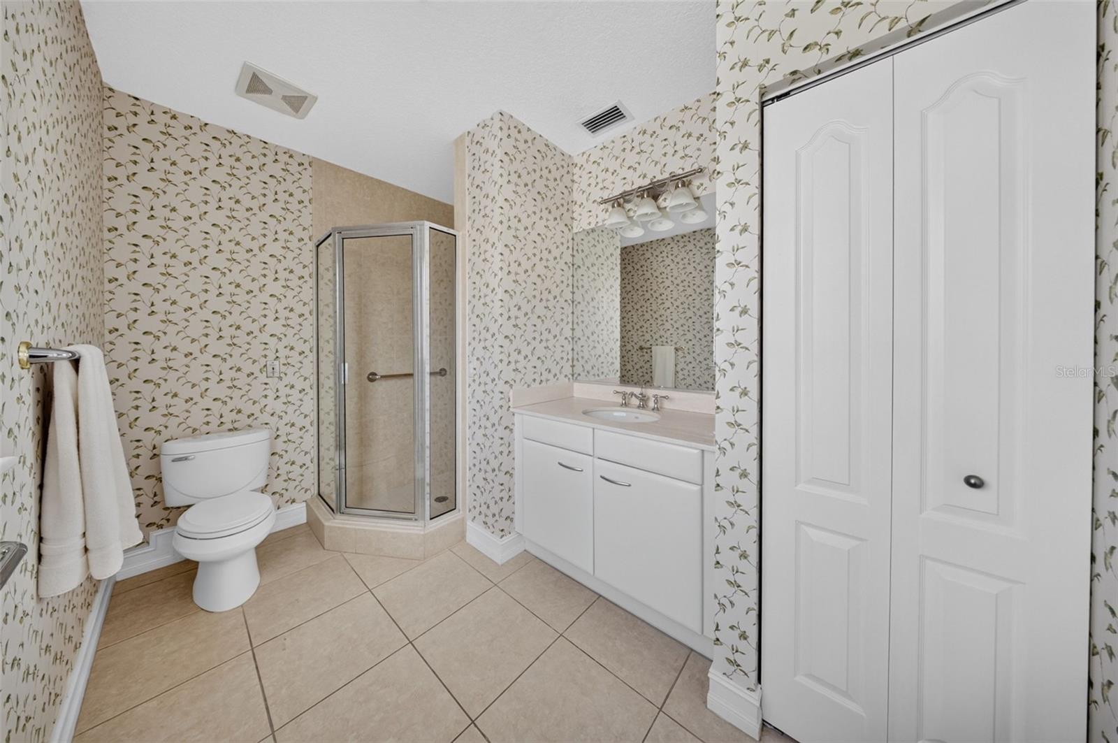 1233 N GULFSTREAM AVE #401