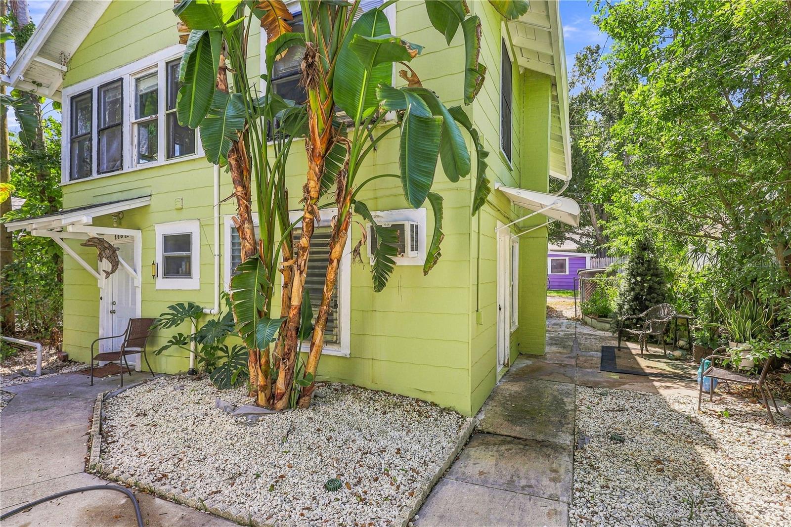 146 13TH AVE NE