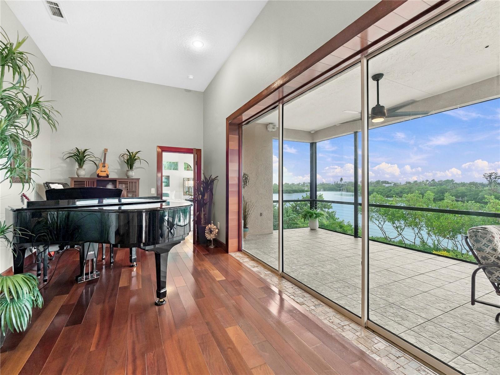 908 BAYSHORE DR