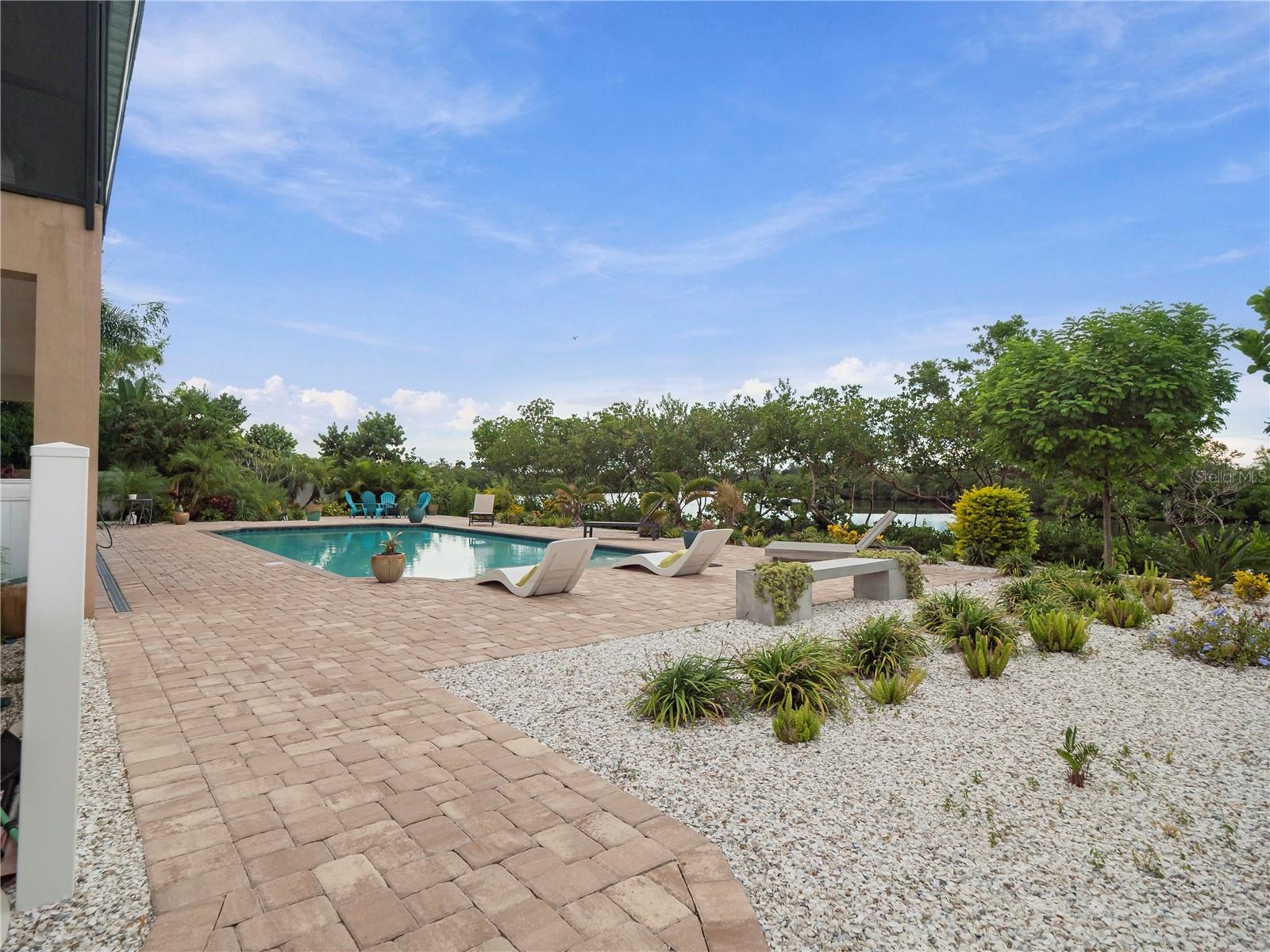 908 BAYSHORE DR