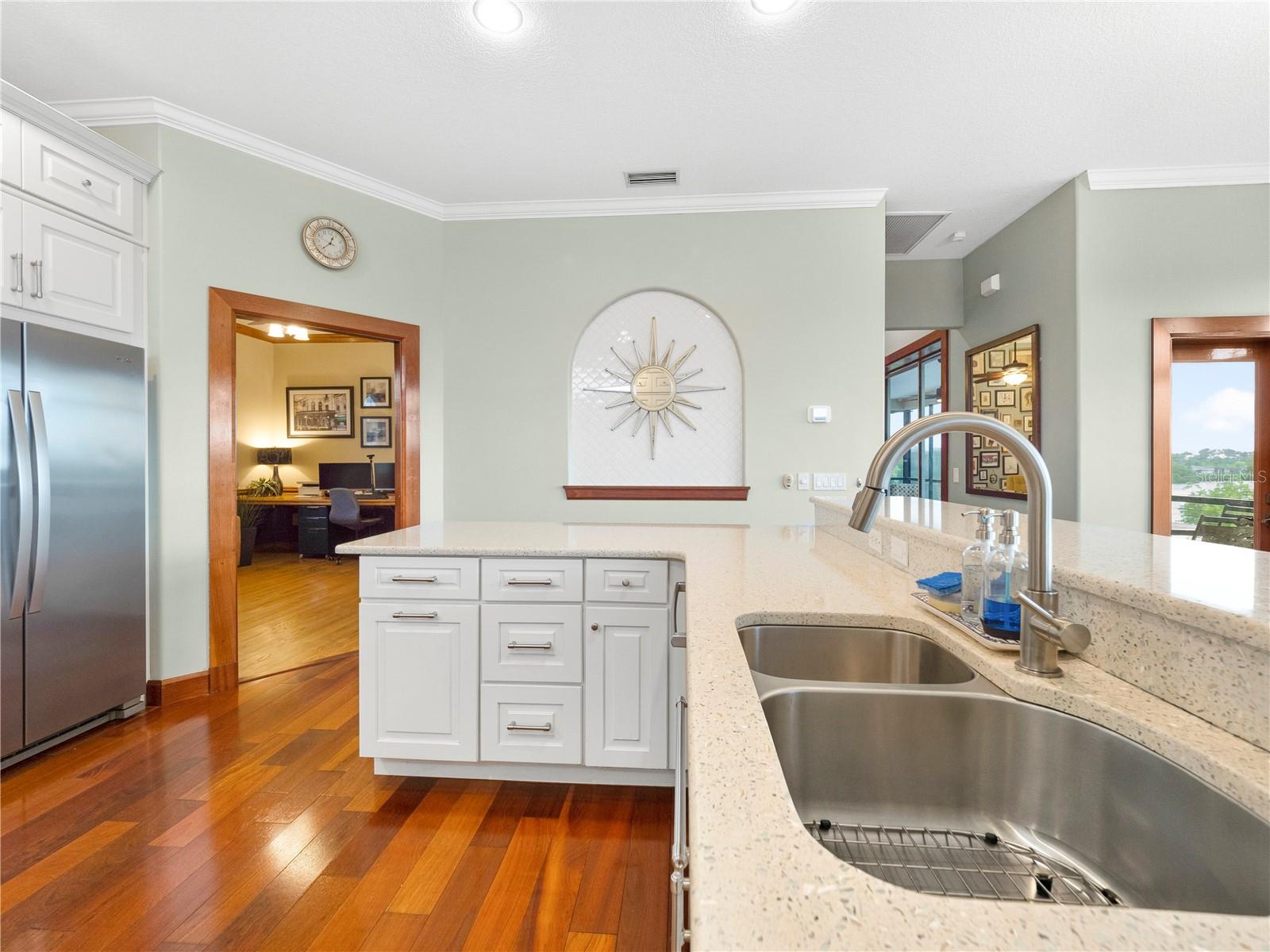 908 BAYSHORE DR