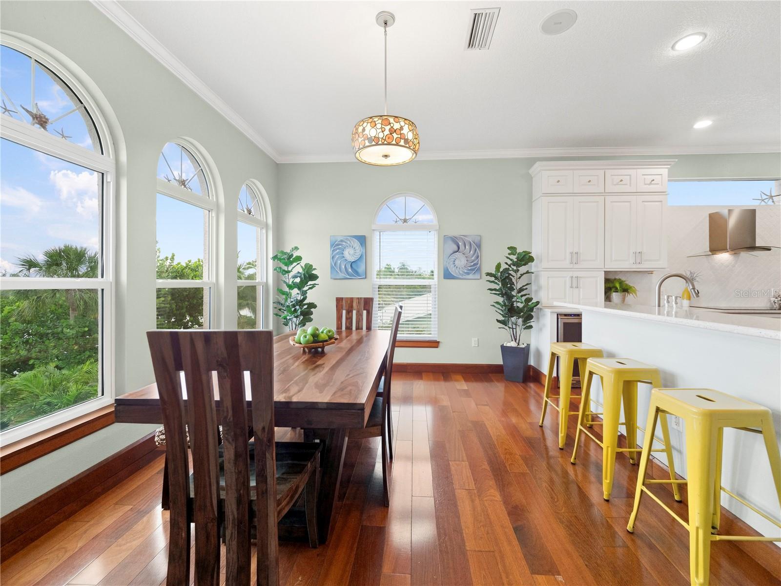 908 BAYSHORE DR