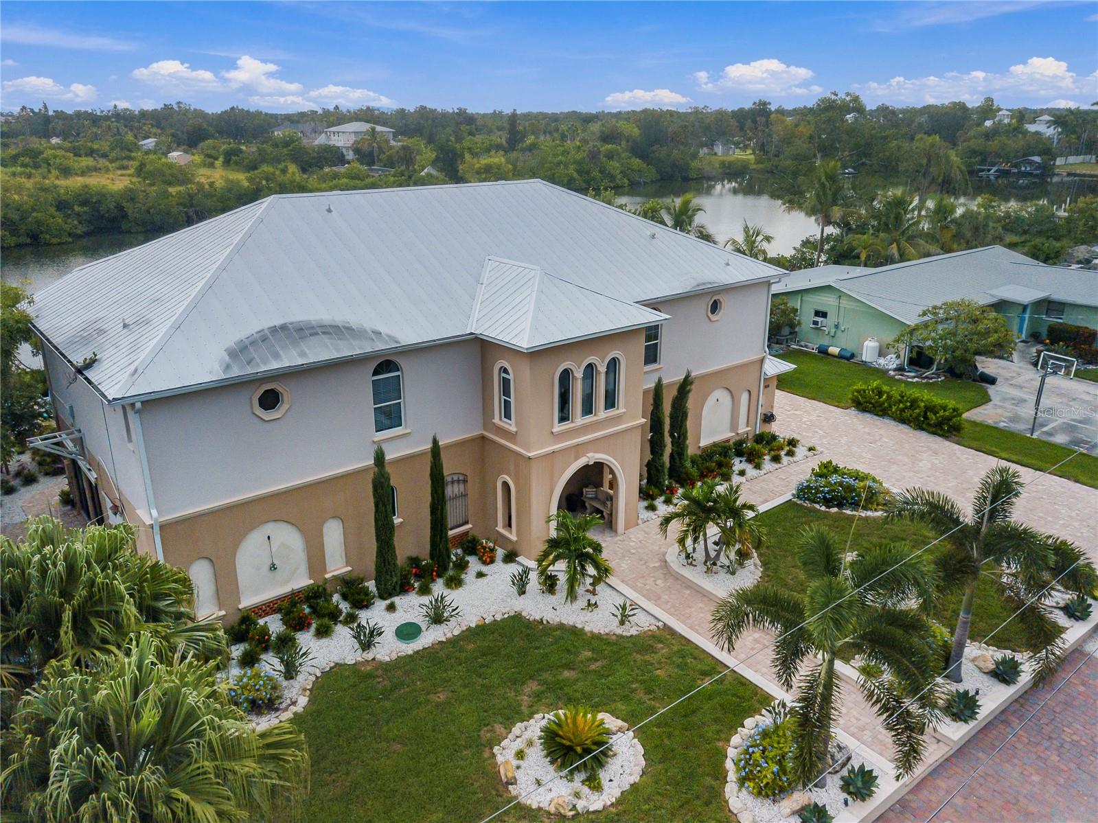908 BAYSHORE DR