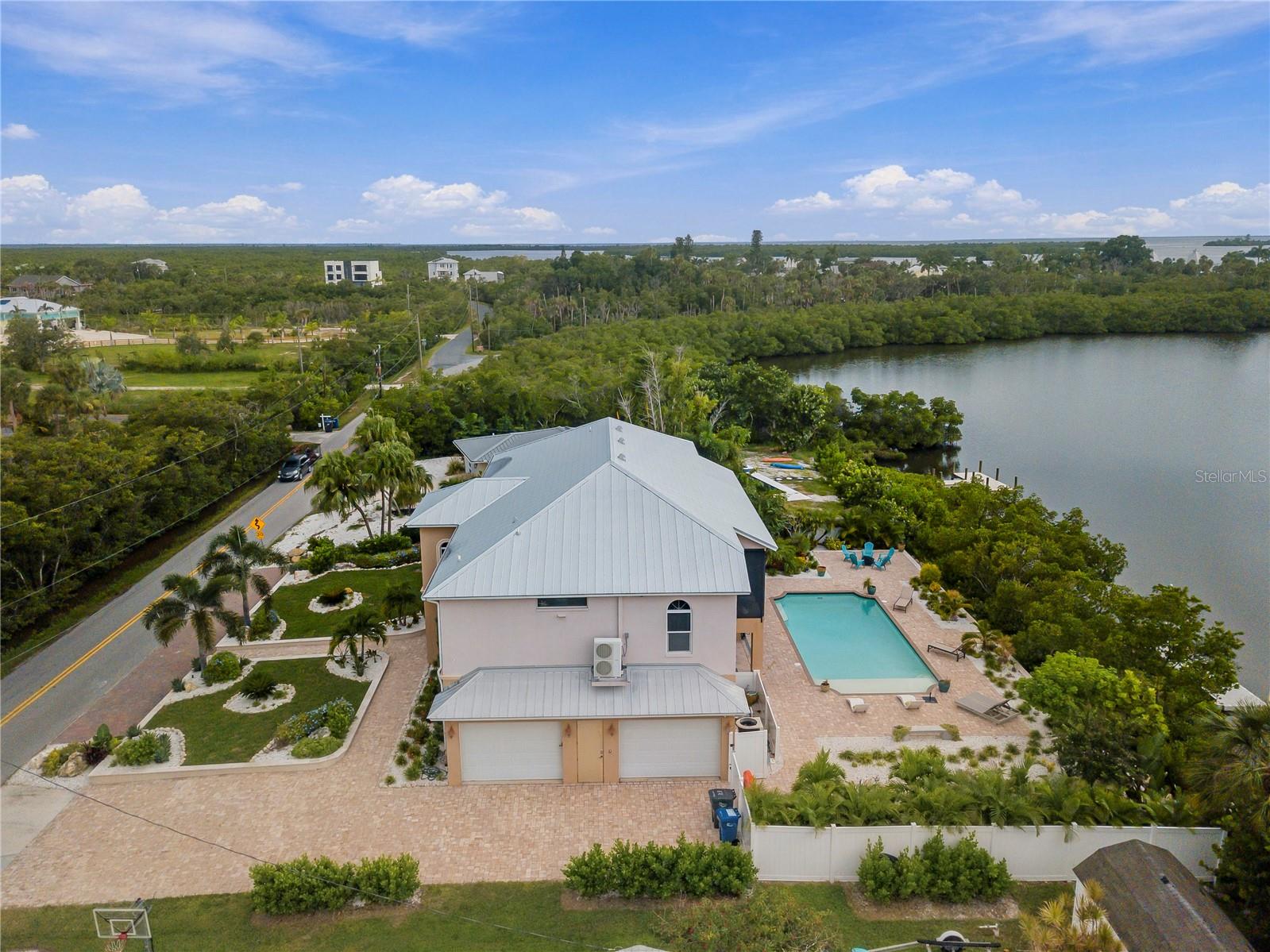 908 BAYSHORE DR