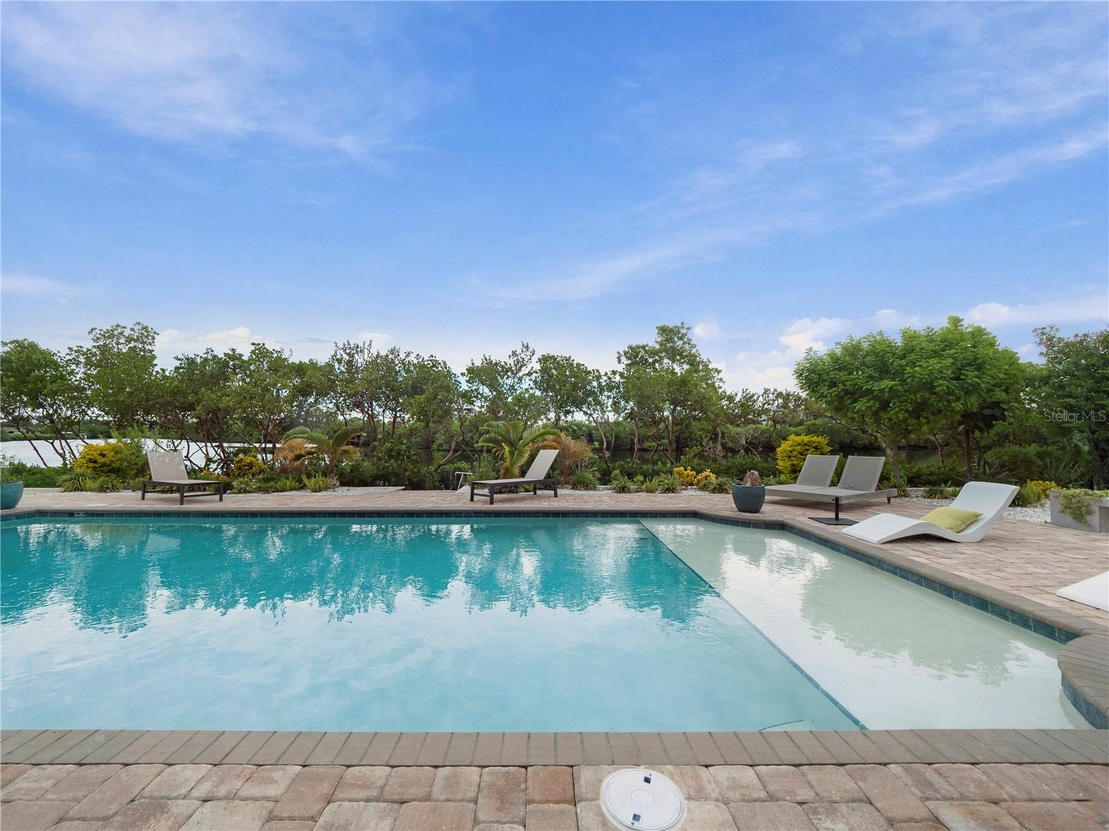 908 BAYSHORE DR