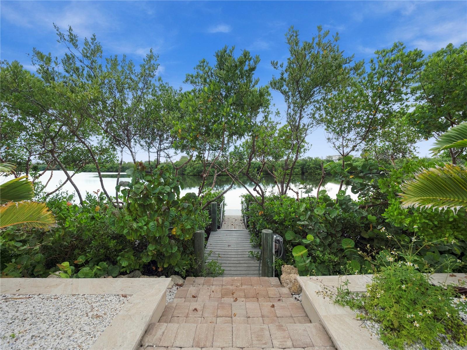 908 BAYSHORE DR