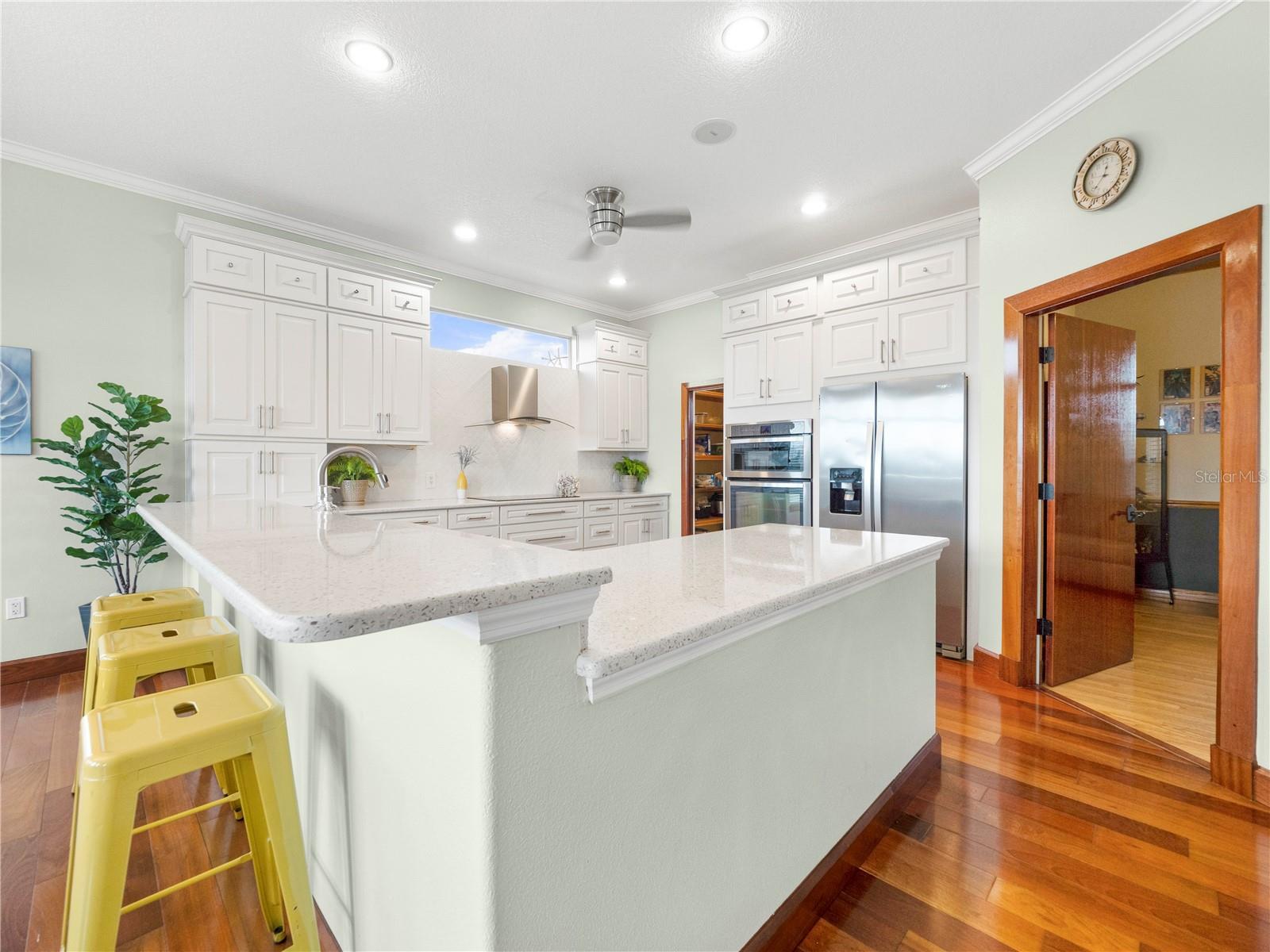 908 BAYSHORE DR