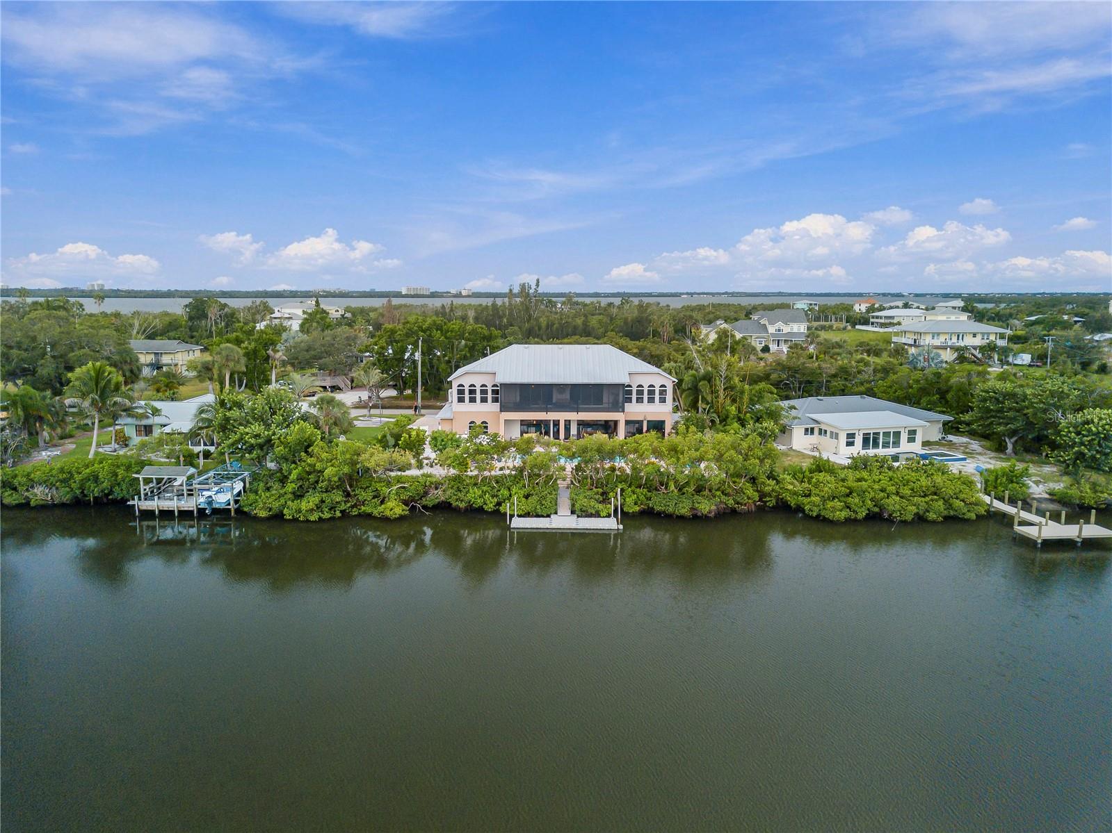 908 BAYSHORE DR