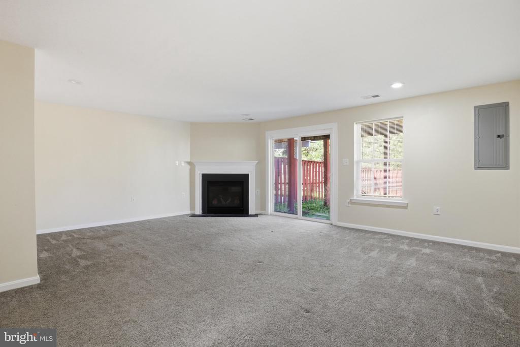 915 BUTTONWOOD TER NE