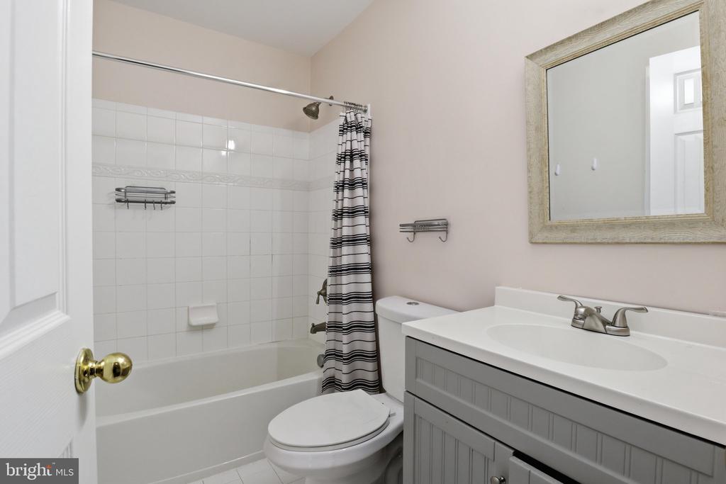 915 BUTTONWOOD TER NE