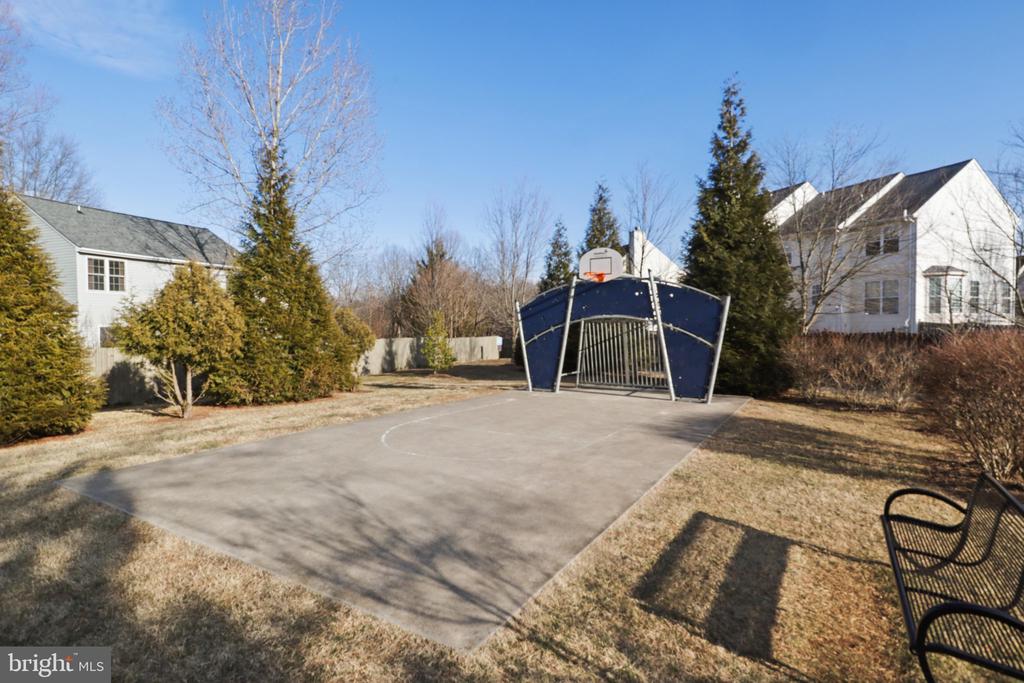 915 BUTTONWOOD TER NE