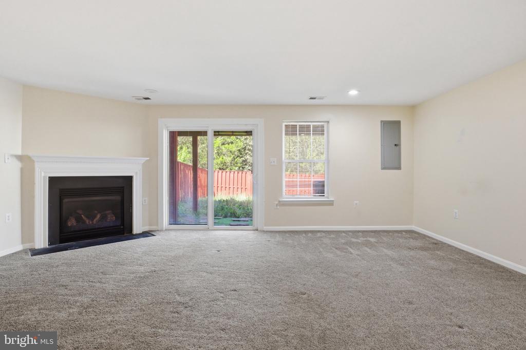 915 BUTTONWOOD TER NE