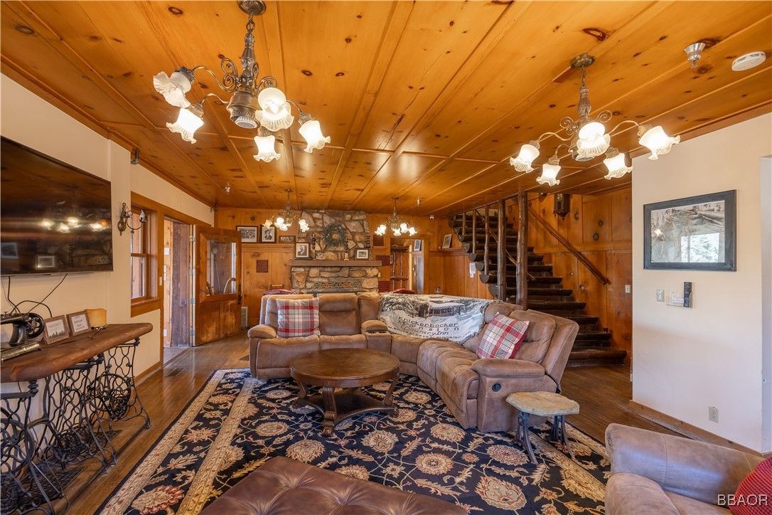 869 Knickerbocker Road