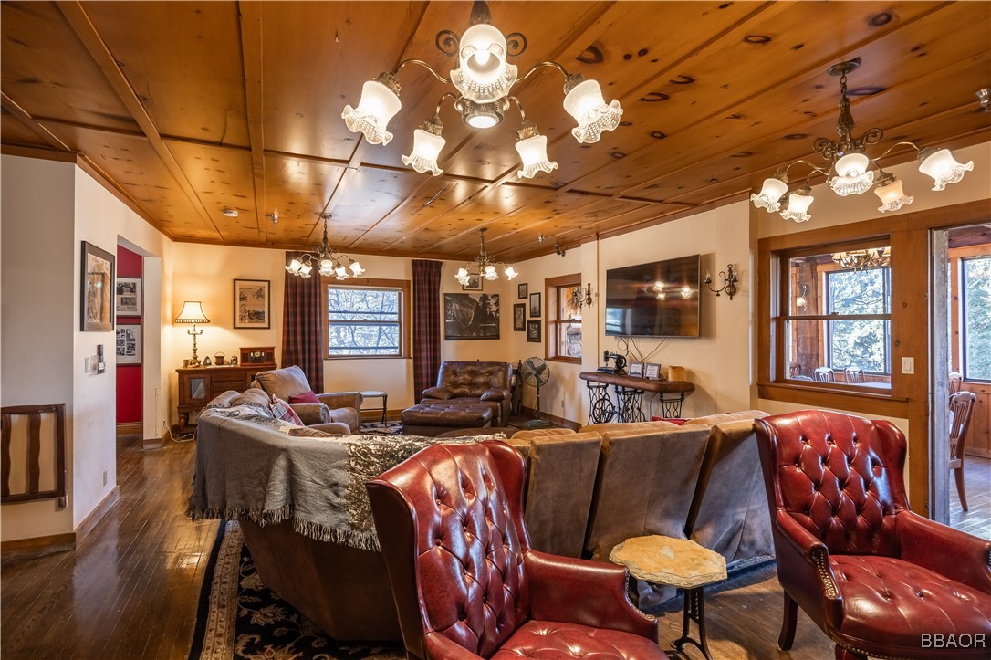 869 Knickerbocker Road