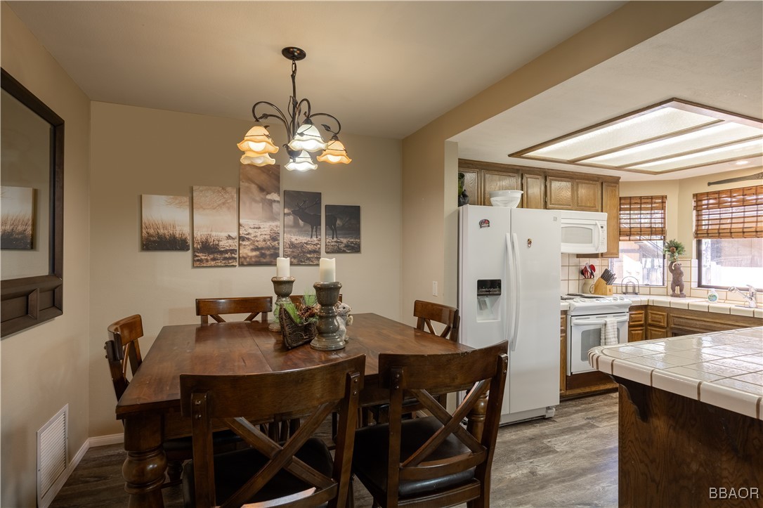 569 Summit Boulevard 6