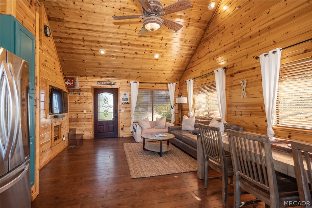 1127 Crags Lane