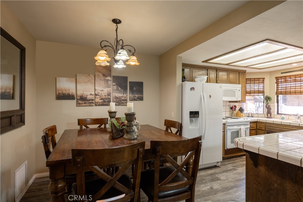 569 Summit Boulevard 6