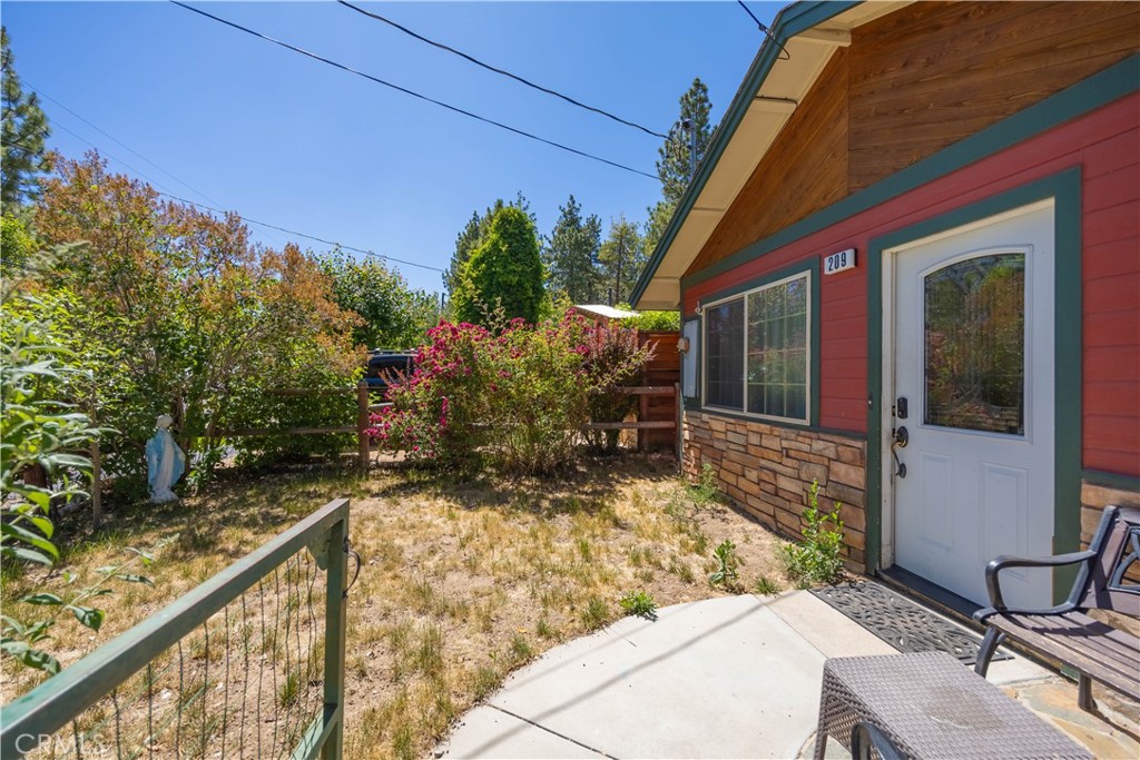 209 W Meadow Lane