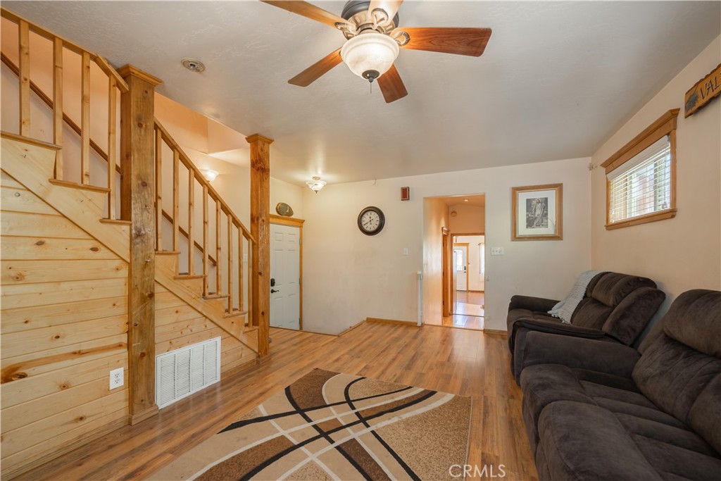 209 W Meadow Lane