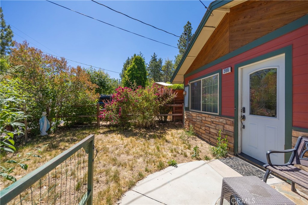 209 W Meadow Lane