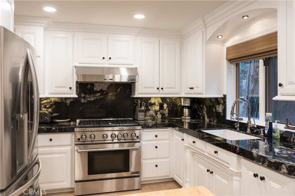 27598 Meadow Bay