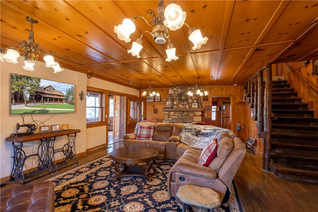 869 Knickerbocker Road