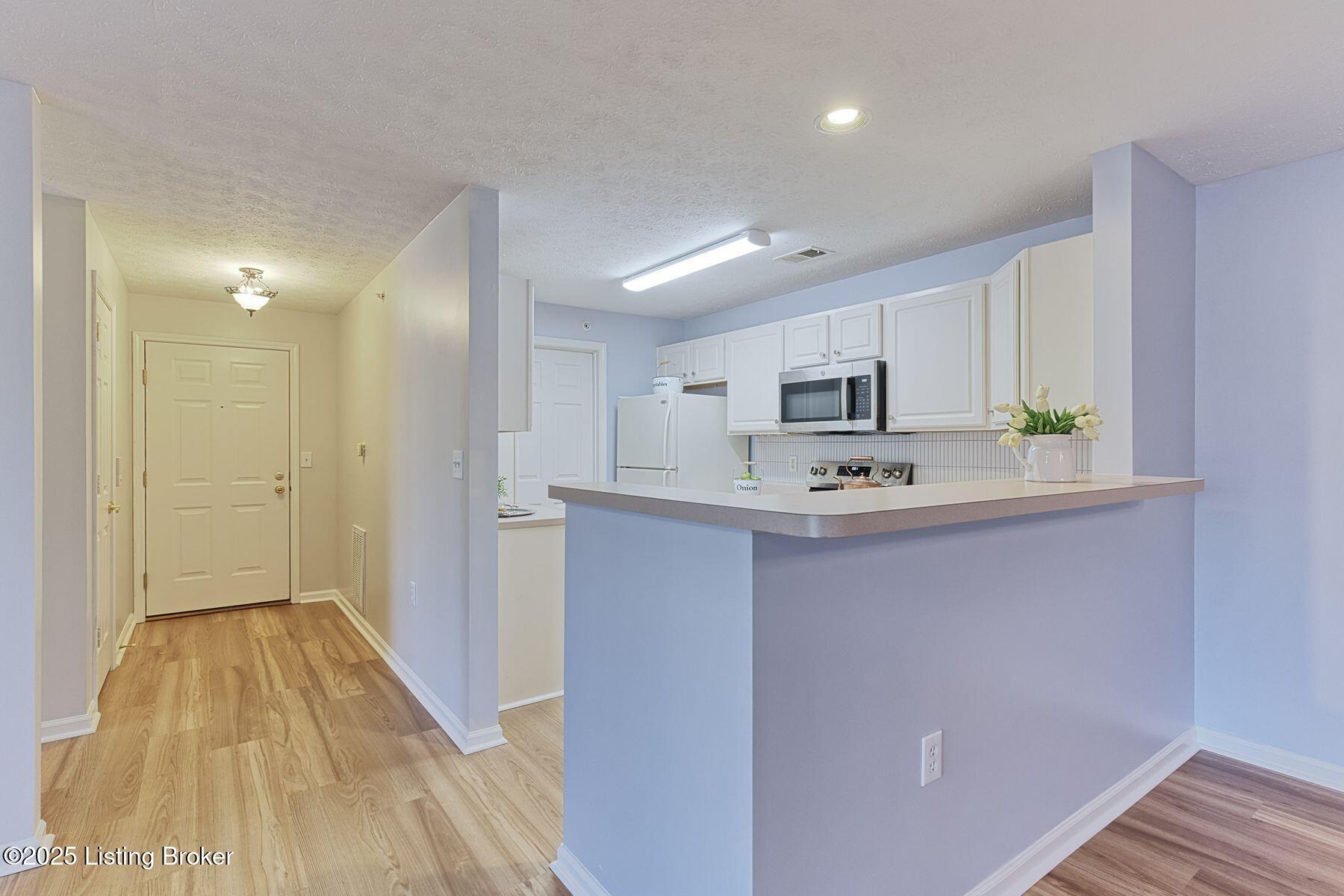 6401 Shelton Cir, 206