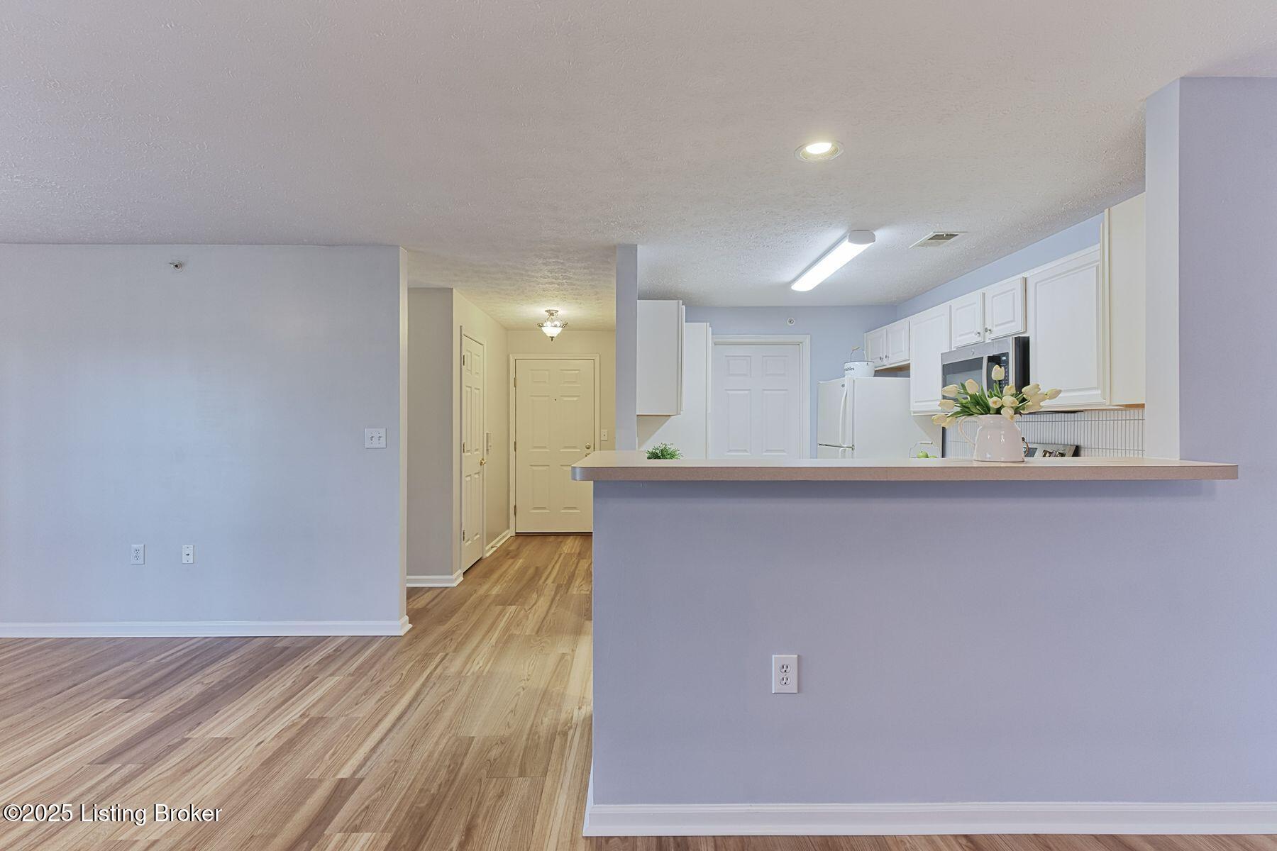 6401 Shelton Cir, 206