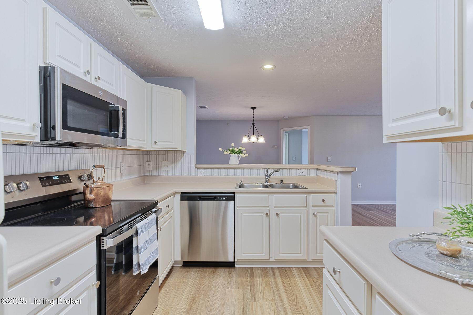 6401 Shelton Cir, 206