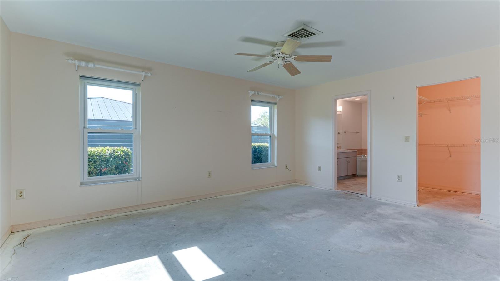 4818 W COUNTRY CLUB DR