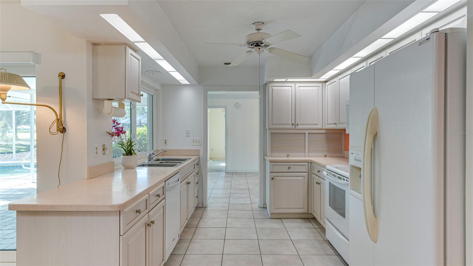 4818 W COUNTRY CLUB DR