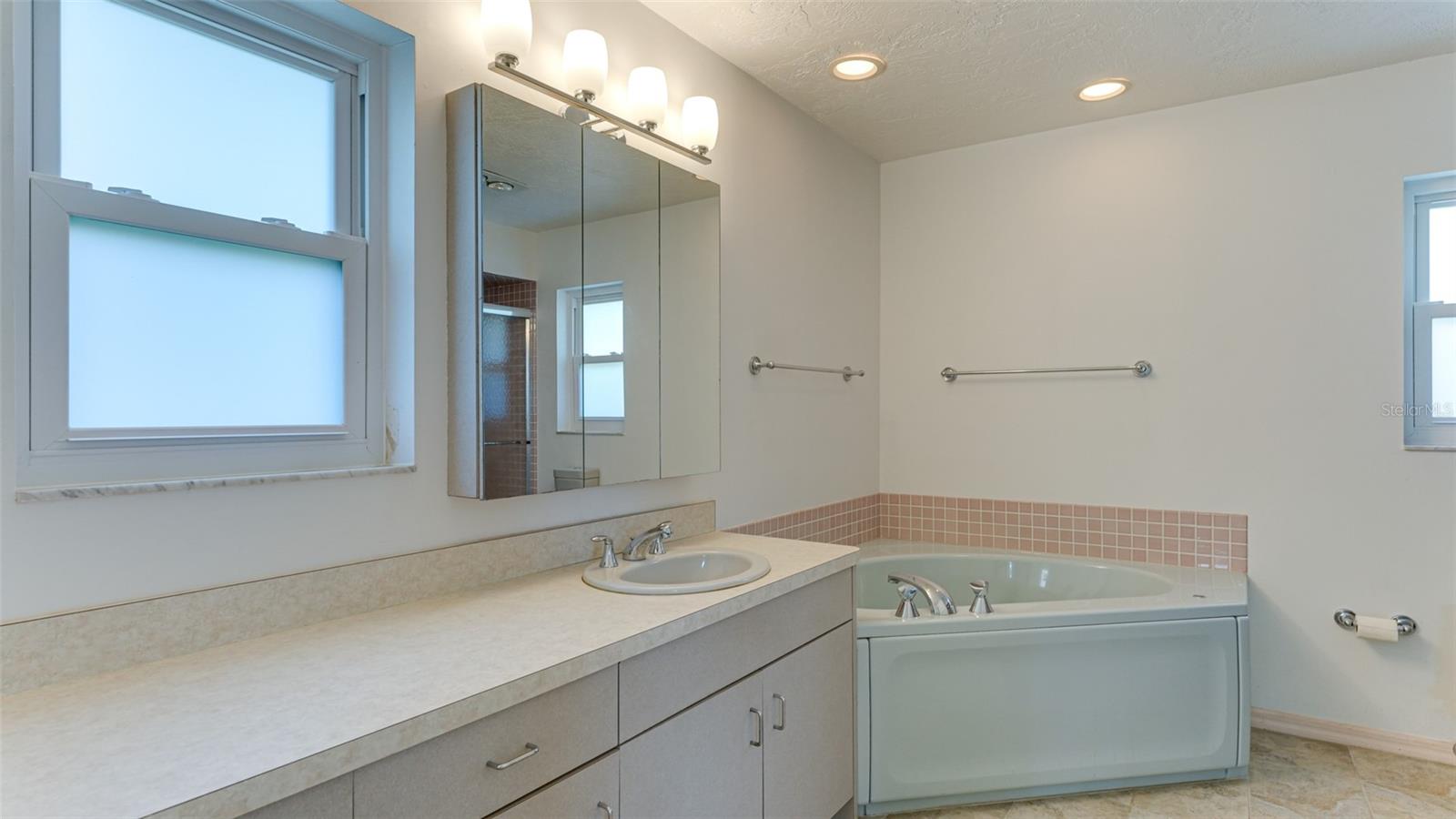 4818 W COUNTRY CLUB DR