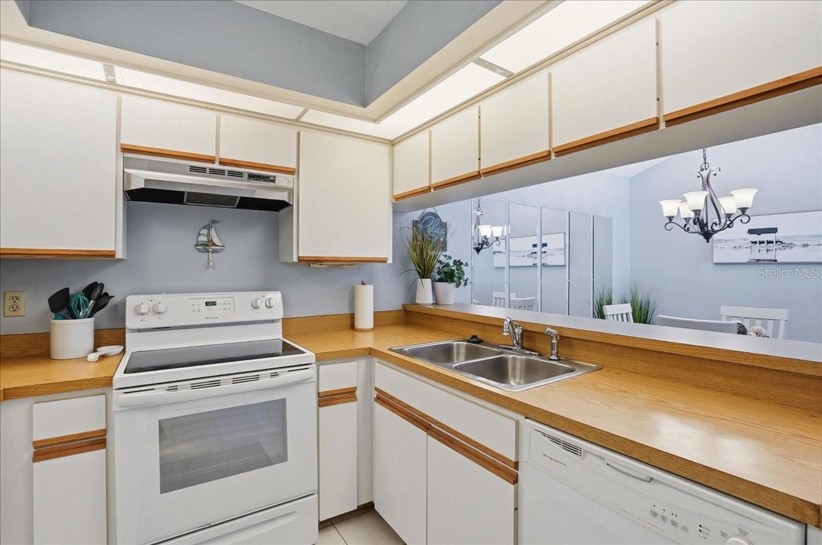 646 BIRD BAY DR E #205