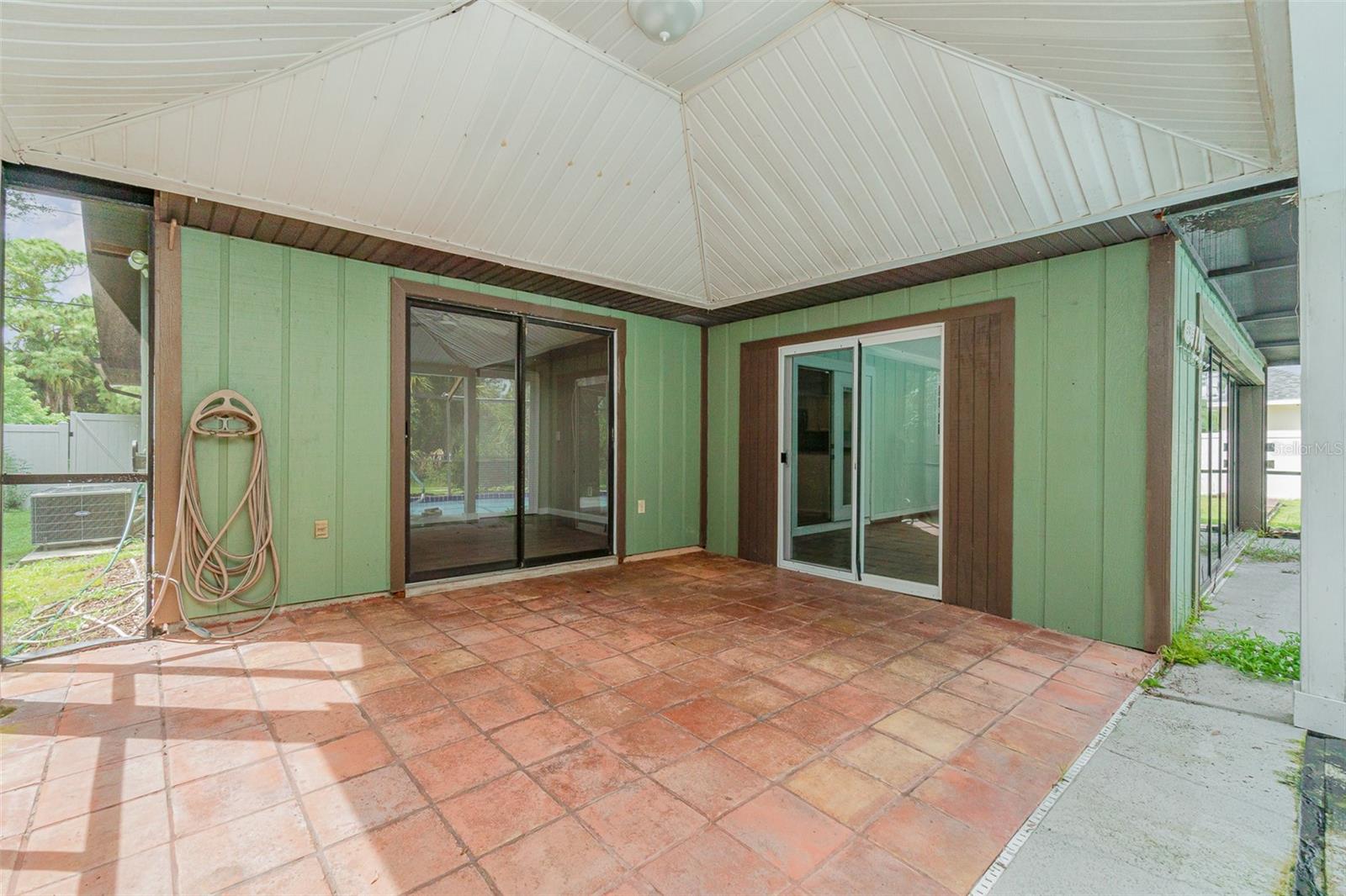 2604 S CRANBERRY BLVD