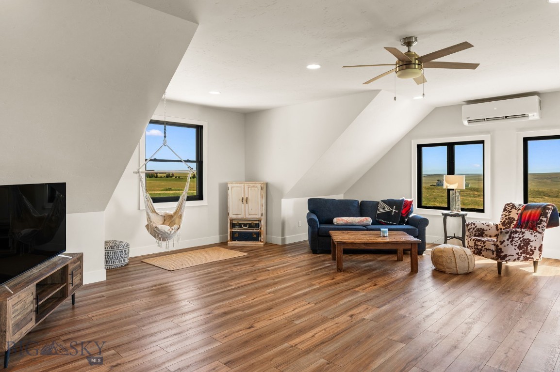 120 Horseshoe Loop