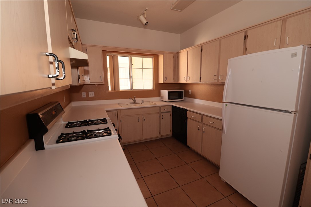 1900 North Torrey Pines Drive 225
