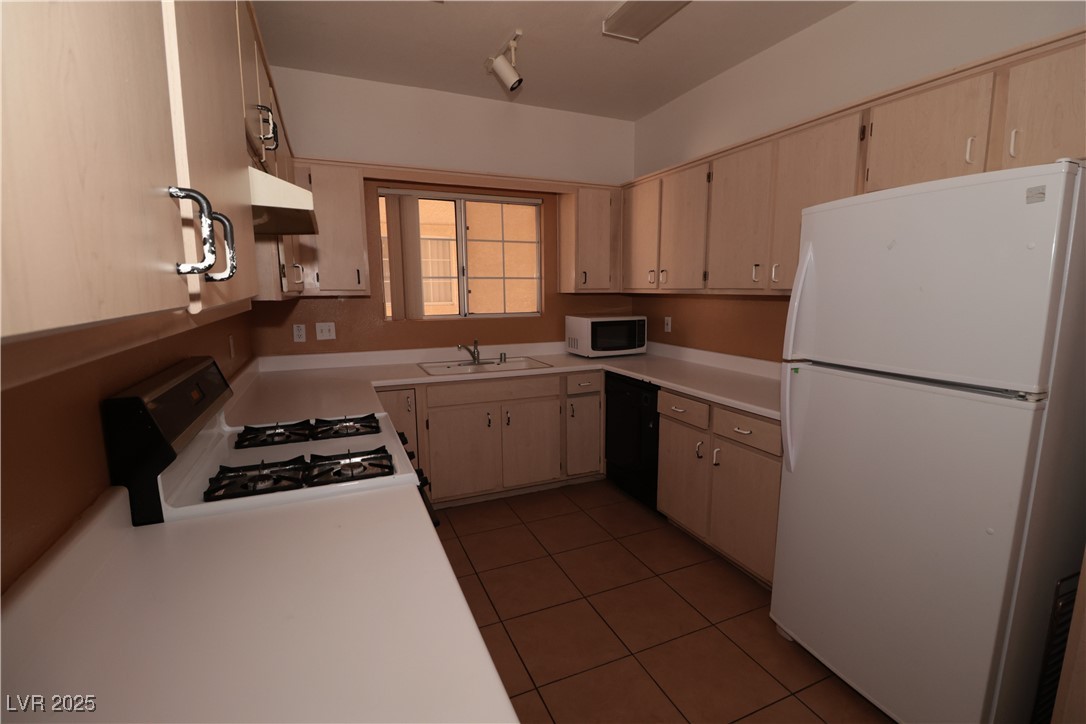 1900 North Torrey Pines Drive 225
