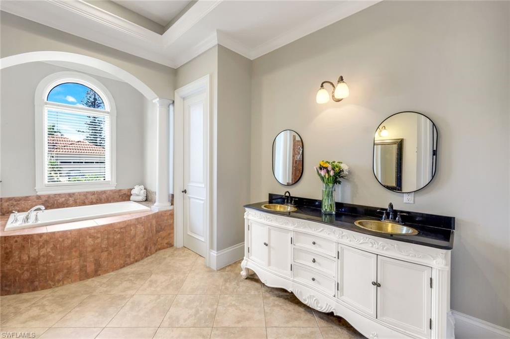 541 Taylor CT, MARCO ISLAND