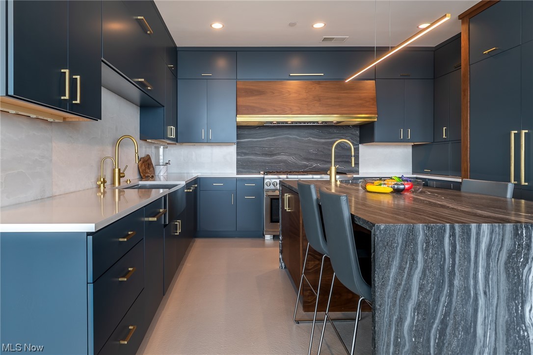 701 W Lakeside Avenue Unit: PH-2D